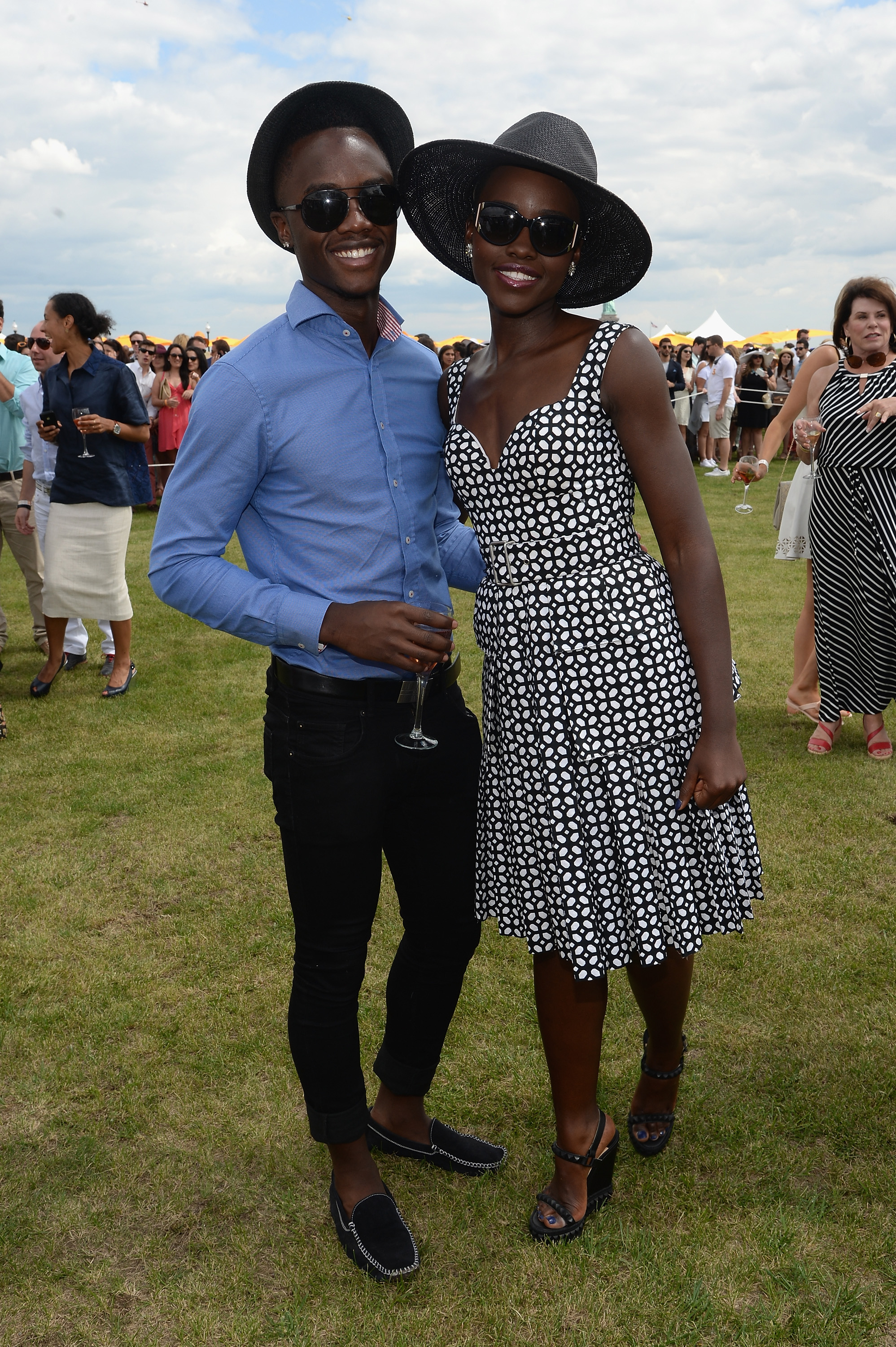 Peter é tão lindo e estiloso quanto sua irmã, a MARAVILHOSA Lupita Nyong'o