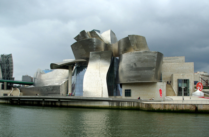 Outro ângulo do Museu Guggenheim Bilbao