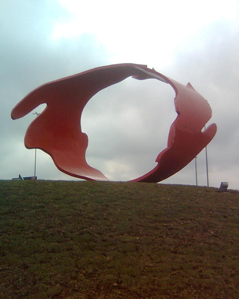 Este monumento em forma de abraço estilizado recepciona os viajantes que aterrissam em Guarulhos.