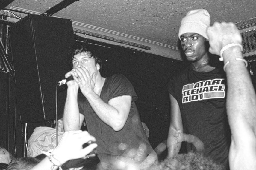 Carl Crack, (à dir.) morreu de overdose durante o hiato da banda