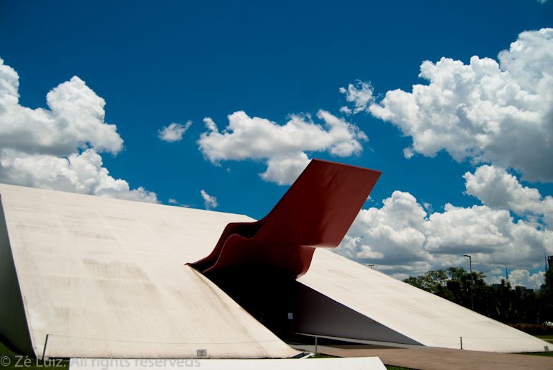 O auditório, que fica no Parque do Ibirapuera, em São Paulo, tem obras de Tomie Ohtake por fora...