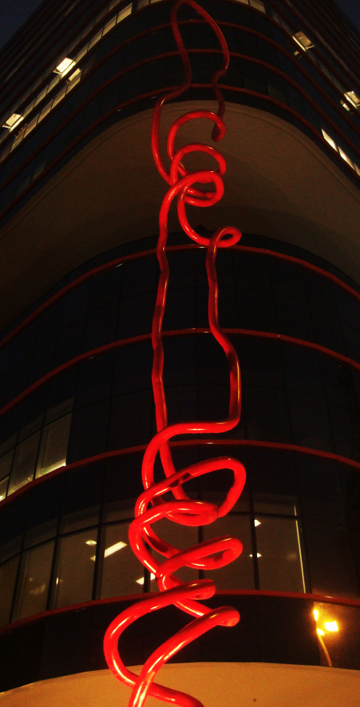 Na Avenida Paulista, também há uma escultura em frente a um prédio projetado por seu filho, Ruy Ohtake.