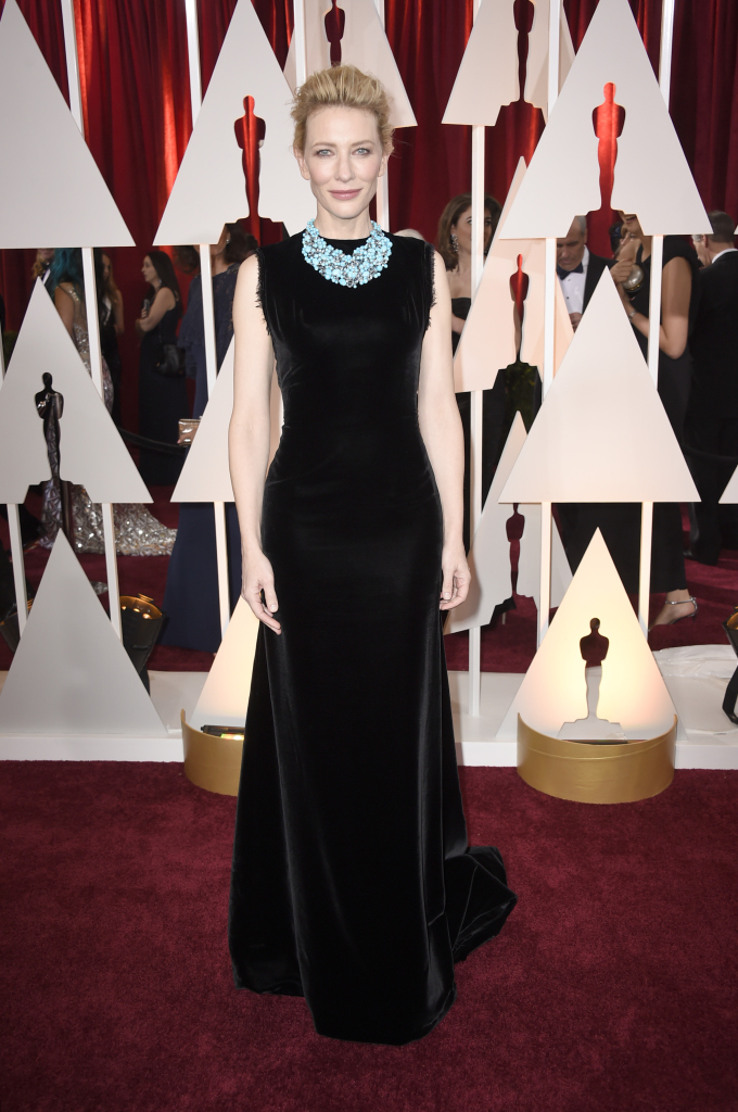Não sei se é porque a gente ainda está com o vestido perfeito que a atriz ganhou no ano passado, mas esse vestido que pareceu sair direto de A Família Addams deixou Cate Blanchett bem envelhecida.