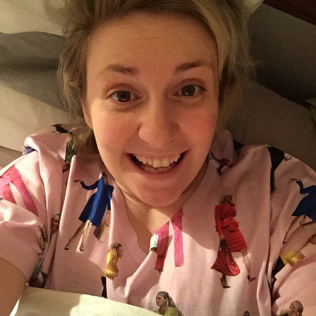 Feminista assumida, Lena Dunham está aí sempre mostrando que não é preciso seguir a vida dentro dos limites pré-estabelecidos pela sociedade. Criadora e estrela da série <strong>Girls</strong>, ela faz questão de aparecer em diversas cenas mostrando o corpo (que não  segue as riscas os modelos de beleza) e mostrar que se sente bem consigo mesma dessa forma, dando a nós um exemplo e tanto. Vira e mexe também ela está aí prontinha pra defender os direitos das mulheres. <a href=