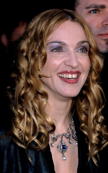 O cabelo já não tá legal, ai a Madonna resolve passar essa sombra roxa. Isso foi no Oscar de 1998. Dá pra dar um desconto vai! 