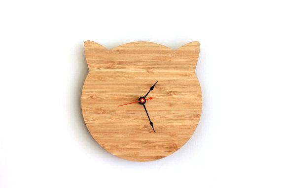 Até na hora de ver as horas e decorar a casa os gato lovers gostamde enfeites com felinos. Olha esse relógio lindo e moderno da Iluxo - R$99,60  <a href=