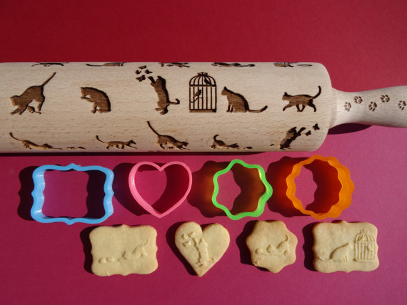 Outro item para cozinha! O rolo de madeira da marca Pattern Rolling Pins com molduras de gatos -  R$77,42  <a href=