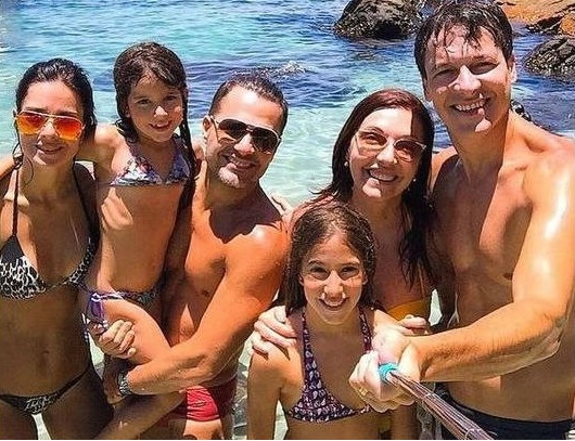 Rodrigo Faro é moço de família, mas ele também usa pau de selfie