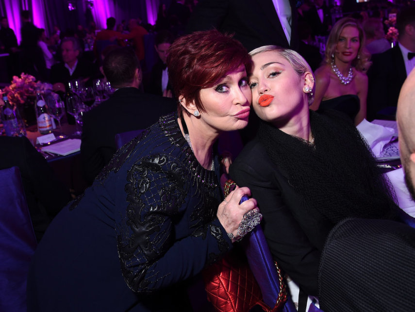 Sharon Osbourne  e Miley Cyrus também foram dar pinta na festa do Elton