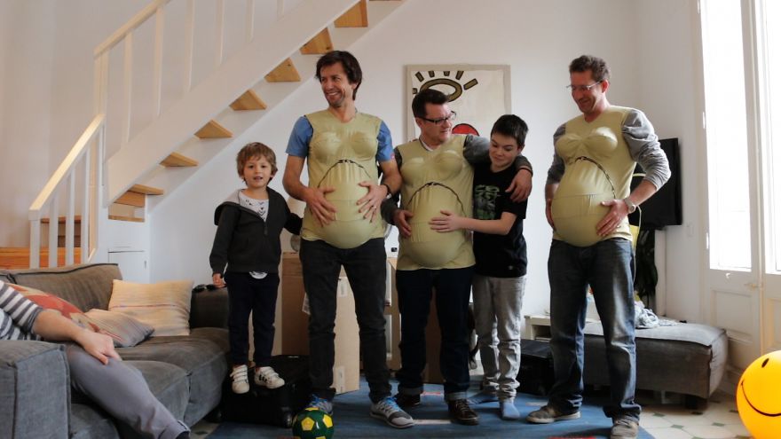 Steve Hanson, Jonny Biggins e Jason Bramley propuseram o desafio de passar 30 dias com um barrigão de 15 kg
