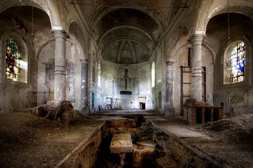 Túmulos em uma igreja abandonada