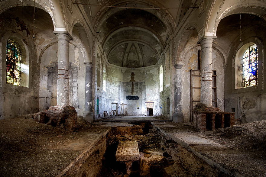 Túmulos em uma igreja abandonada