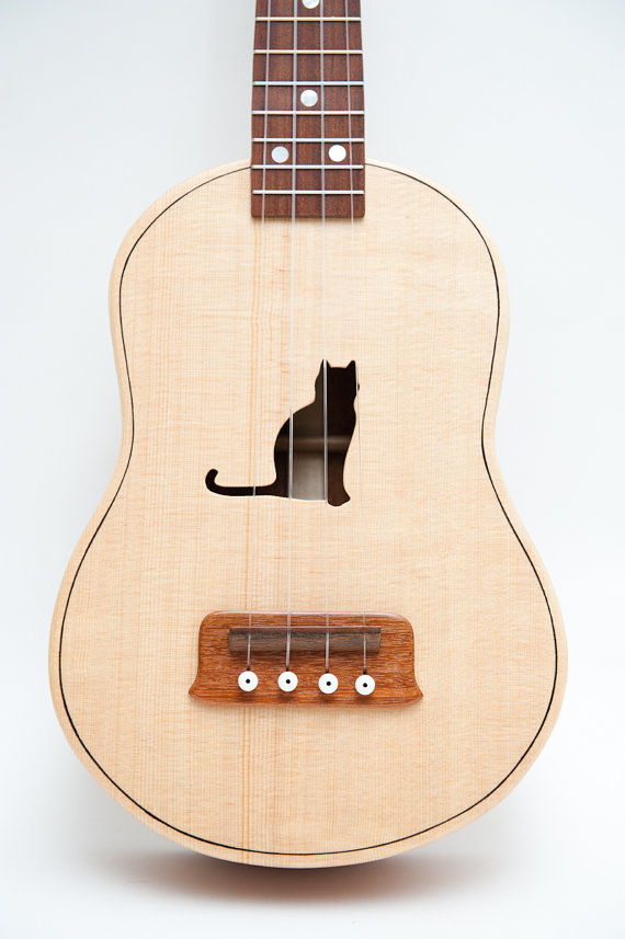 Fofo demais esse violão da Celentano-Woodworks personalizado com um gato - R$1.138,63   <a href=