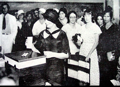Neste mesmo dia 24, mas há muito tempo, em 1932, as mulheres no Brasil um avanço aos seus direitos. Então, quando Dolly apareceu, fazia 65 anos que as mulheres podiam votar 