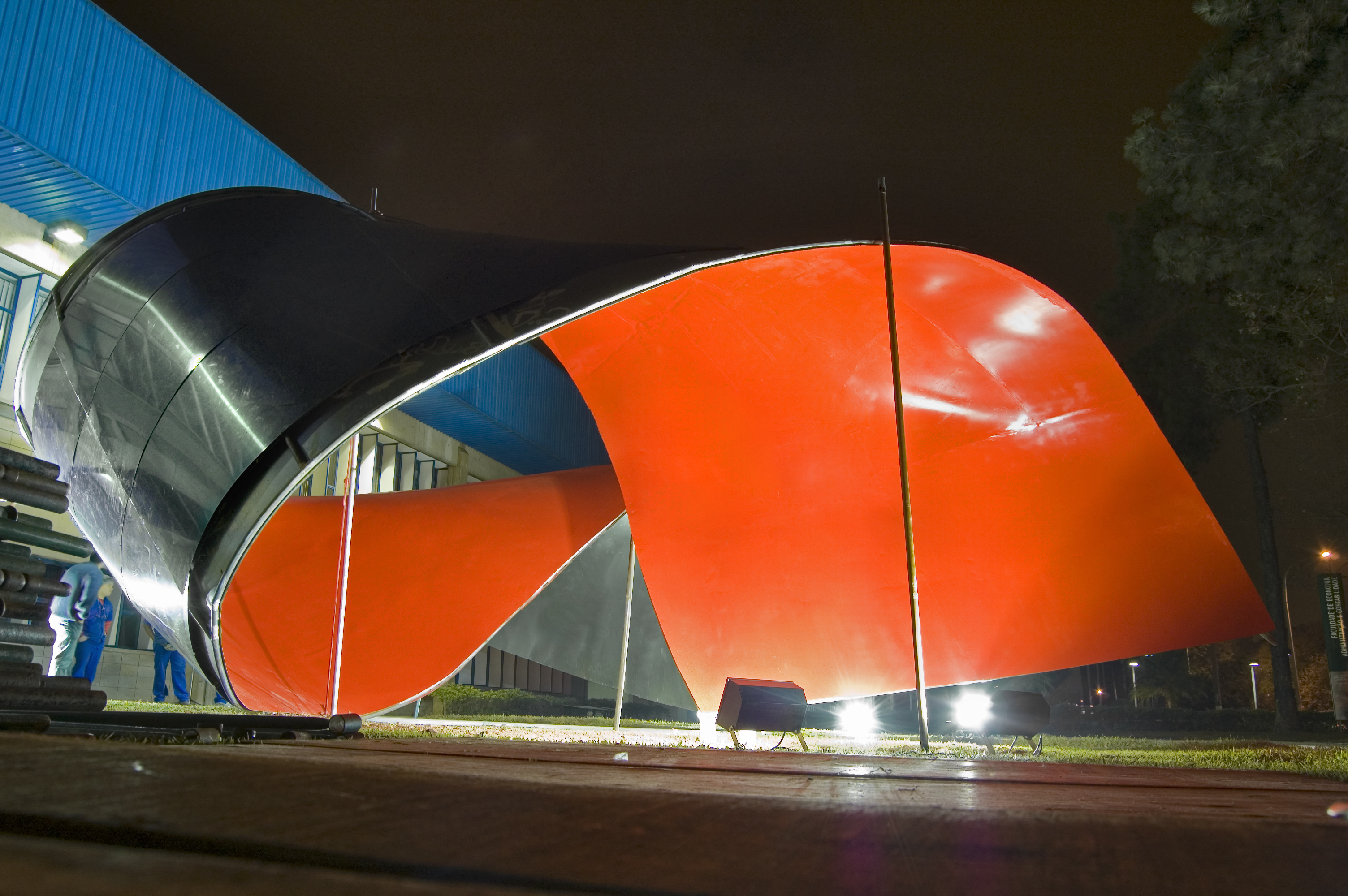 Este monumento, feito em aço, comemora o aniversário de 80 anos da Faculdade de Economia da USP.