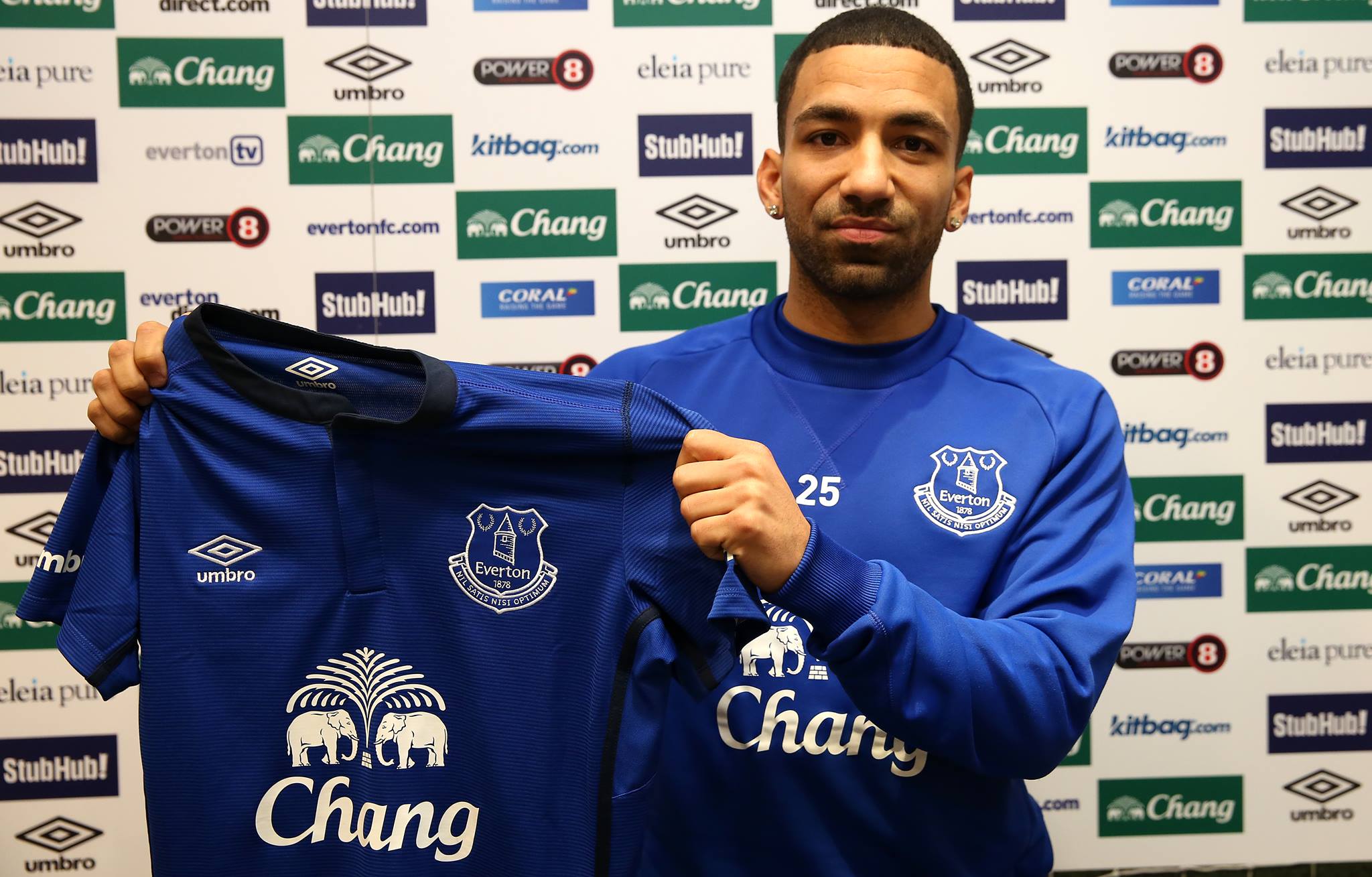 "Eu bolado, porém sorrindo, com a camisa do Everton