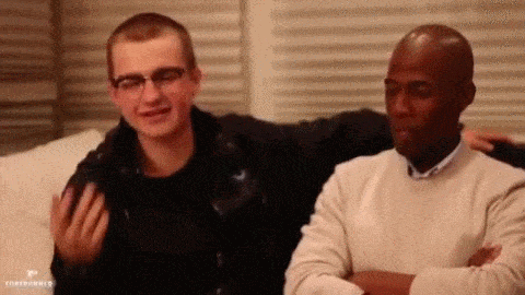 Não falei que tudo ficou bem, falei? Passado o drama de Charlie Sheen, Angus T. Jones também pirou e gravou um vídeo dizendo que, de acordo com sua religião, o papel que ele fazia em Two and a Half Men não significava nada, e que era pra gente parar de assistir essa porcaria. 