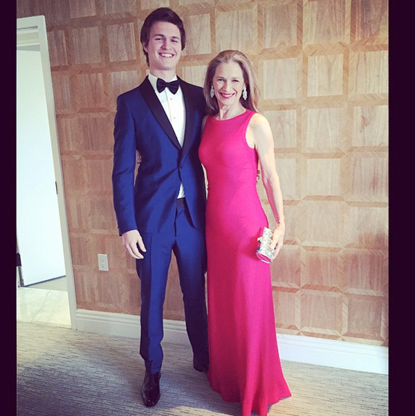 Ansel Elgort arrasando no smoking azul ten-dên-cia e muito fofo, levou a mãe de acompanhante
