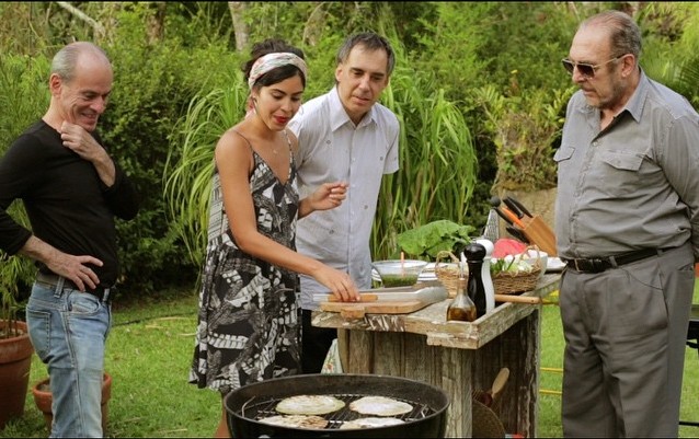 Bela Gil preparou um churrasco vegetariano para Ney Matogrosso, Arnaldo Antunes e Miele.