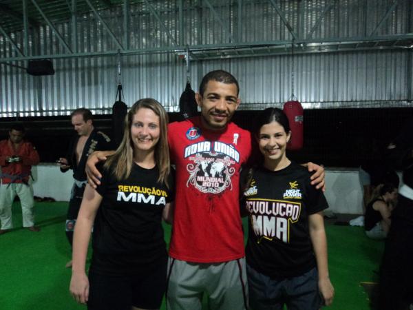 Camila Albuquerque (esquerda) posa com o campeão dos peso pena.