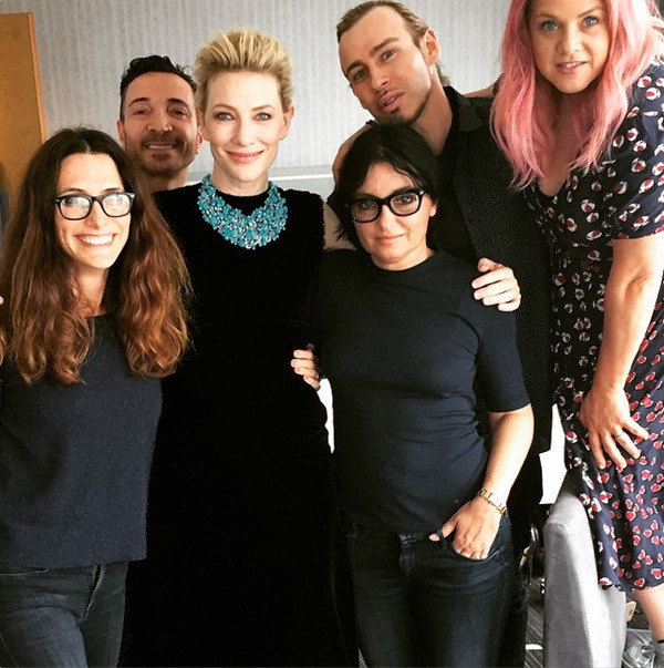 Cate Blanchett com as amigue, isto é, a equipe que a montou