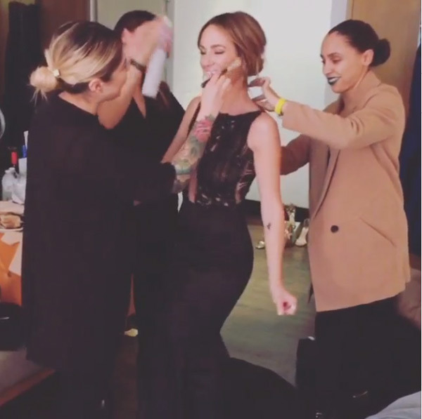A apresentadora Catt Sadler se montando pra entrar no ar pelo E!