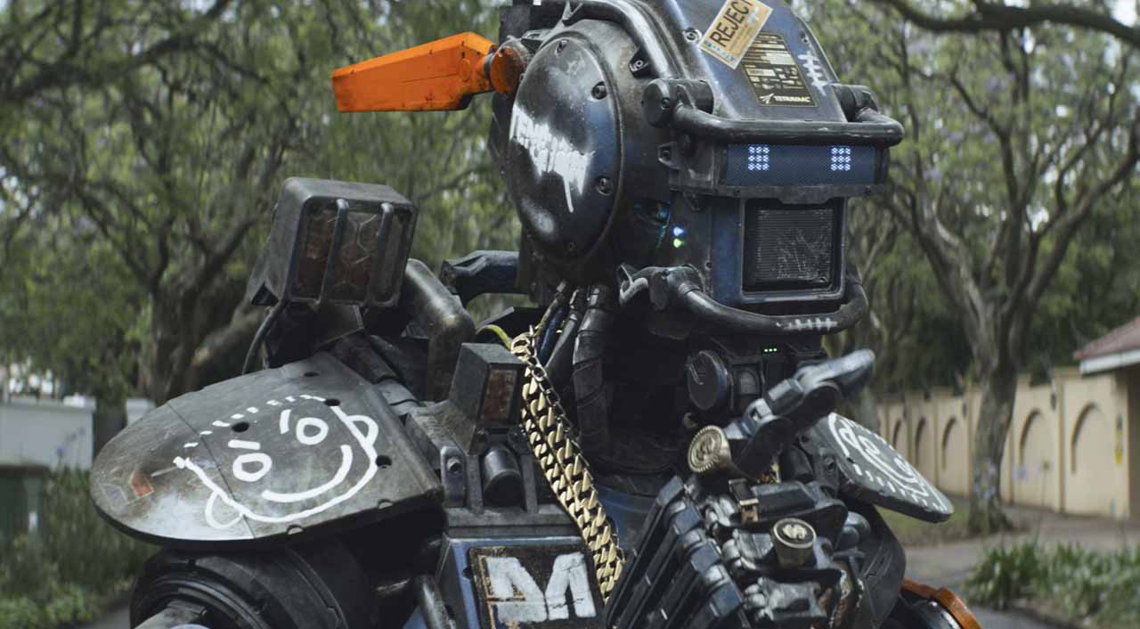 Cena do filme Chappie, com Sharlto Copley, Dev Patel, Jose Pablo Cantillo, Sigourney Weaver e Hugh Jackman
