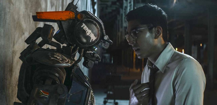 Cena do filme Chappie, com Sharlto Copley, Dev Patel, Jose Pablo Cantillo, Sigourney Weaver e Hugh Jackman