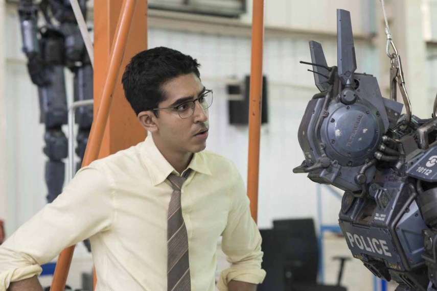 Cena do filme Chappie, com Sharlto Copley, Dev Patel, Jose Pablo Cantillo, Sigourney Weaver e Hugh Jackman