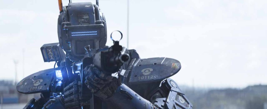 Cena do filme Chappie, com Sharlto Copley, Dev Patel, Jose Pablo Cantillo, Sigourney Weaver e Hugh Jackman