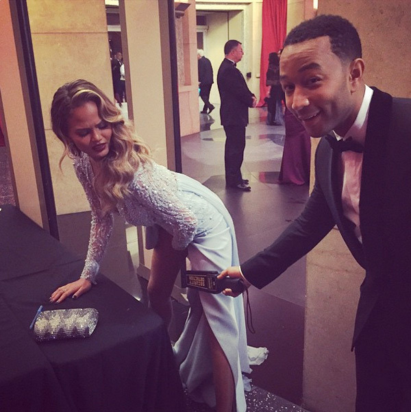 Que foto estranha pra c..., mas a gente está amando muito Chrissy Teigen, John Legend