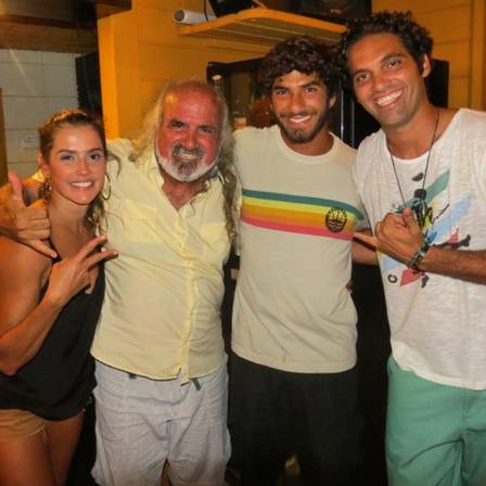 Deborah Secco, Zé Maria, o novo namorado Hugo Moura e Tuca Noronha, que ensinou a atriz a ser surfistinha, quer dizer, a surfar, em Fernando de Noronha