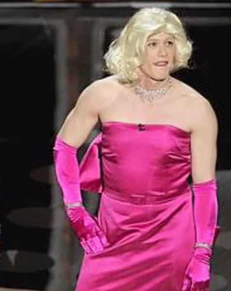 Com o look de Marilyn Monroe em 