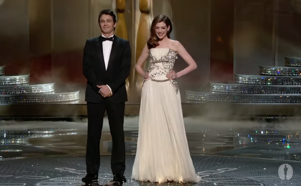 Em 2011, o Oscar já tentava desesperadamente recuperar audiência, e para tanto contratou James Franco e Anne Hathaway para comandar o show