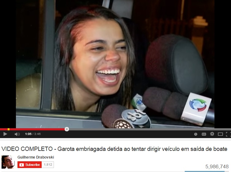 Bebeu todas, pegou o carro e foi parada. E depois ficou com medo do pai e foi trolada pelo repórter. Quem nunca? 