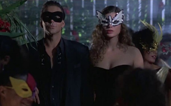 Mickey Rourke e Carré Otis estrelaram esta bizarra trama policial internacional de 1989, ambientada no Carnaval carioca