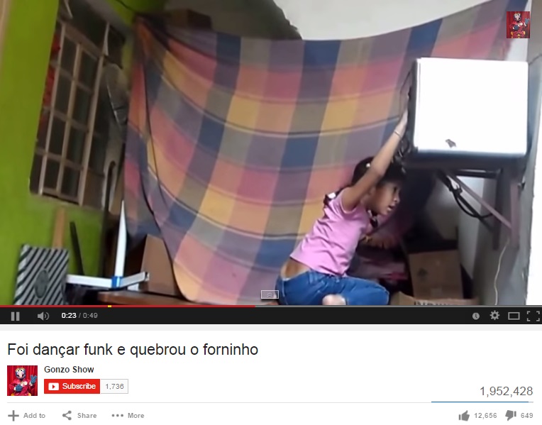A Giovana foi dançar o funk, toda delícia, toda gostosa, e nem o forninho aguentou tanta marra! Eita, Giovana, agora segura.(<3 o 'corta' no final). 