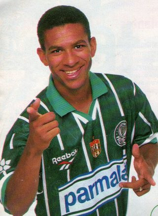 Filho do glorioso Djalma Dias, Djalminha tinha tudo o que um meia canhoto sempre tem: criatividade, dribles desconcertante e passes milimétricos.