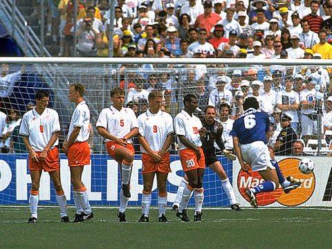 Quem não agradecer todas as noites por Branco ter acertado aquela patada contra a Holanda, não pode comemorar o nosso título de 94. Se você acha que aquela corridinha antes de bater uma falta é marca registrada de Roberto Carlos, peça desculpas para Branco agora.