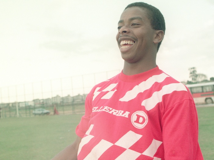 Esse menino sorridente da foto foi a maior perda do que o nosso futebol já sofreu.Revelado pela Portuguesa, Dener logo chamou atenção pela sua velocidade e técnica muito acima da média. Alguns diziam que ele seria finalmente o sucessor do Pelé. Pode até ser exagero, porém nunca saberemos: um acidente trágico em 1994 acabou com a vida do jovem jogador de 23 anos.