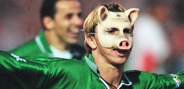 Com cabelos loiros e fama por ser o primeiro jogador metrossexual do futebol brasileiro, Paulo Nunes adorava uma comemoração polêmica e chegou até a usar uma mascara da personagem 