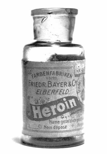 A morfina, derivada do ópio, viciava. Então, qual a melhor forma de parar com a tosse do bebê sem criar um adicto na própria casa? Com a heroína em frasco da Bayer, à venda nas melhores casas do rrramo!