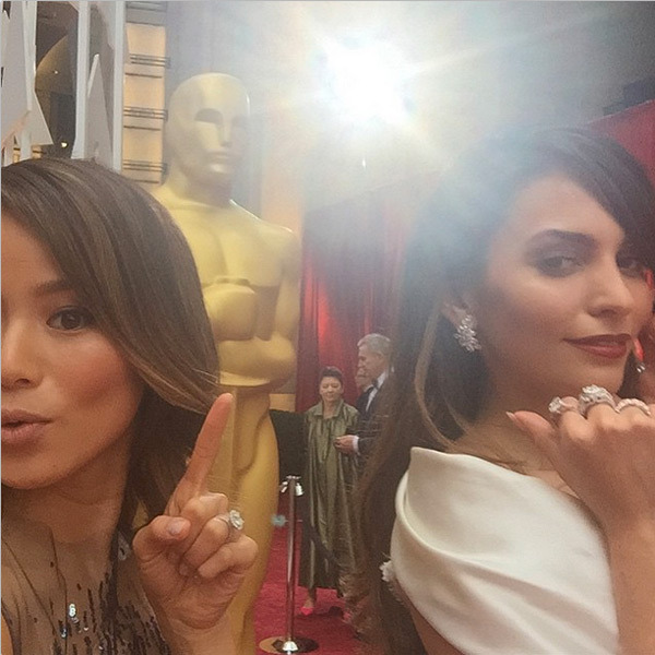 Jamie Chung e Genesis Rodriguez, cada uma num canto