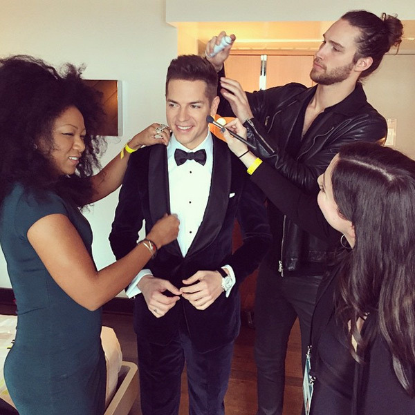 O apresentador Jason Kennedy com a equipe toda pra deixá-lo mais gato ainda
