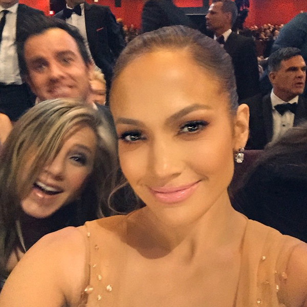 Momento bastidor bom do Oscar: Jennifer Aniston e Justin Theroux fazendo photobomb no selfie de J. Lo