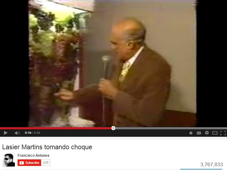 Festa da Uva, Bento Gonçalves, Rio Grande do Sul, em 2000. O então repórter e hoje senador (PDT) Lasier Martins mostra uvas em um painel quando do nada leva um choque. Ele jura que nunca viu.
