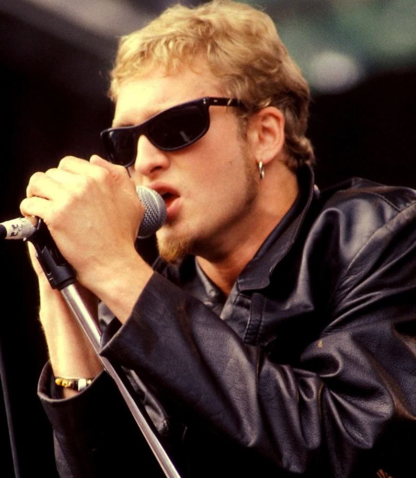 O ex-vocalista do Alice In Chains já estava esquecido pela banda quando morreu dem 2002