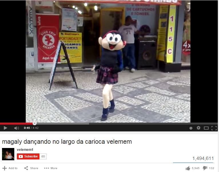 Ela roda, pula, gira a cabeça e dança como se não houvesse amanhã. Um dia normal no Largo da Carioca, centro do Rio. 