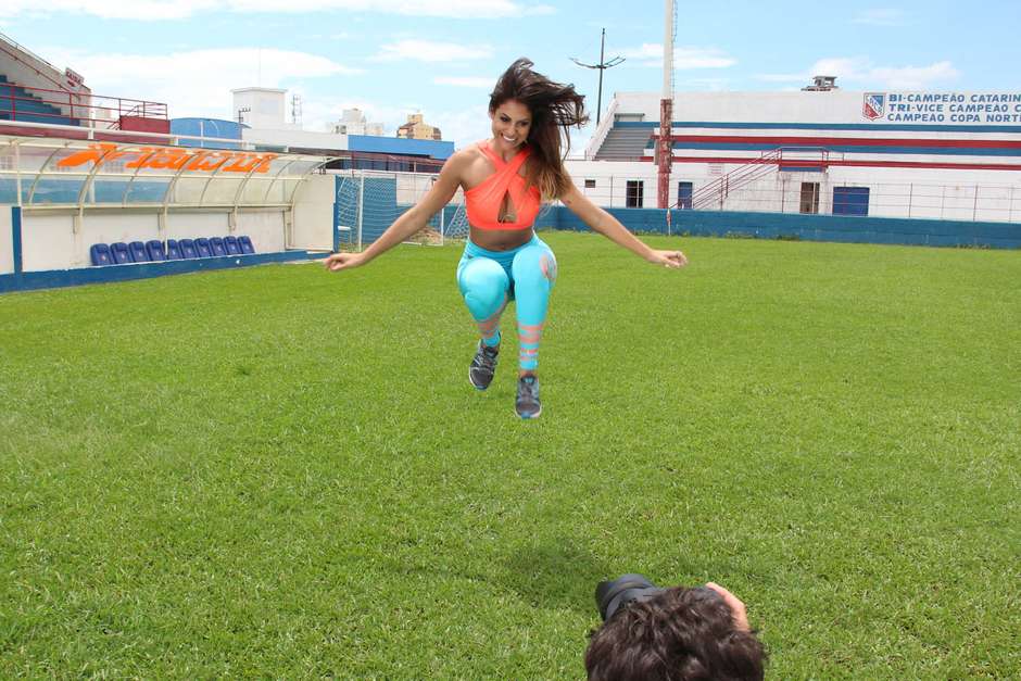 Mari Gonzalez posa para fotos em campo de futebol americano