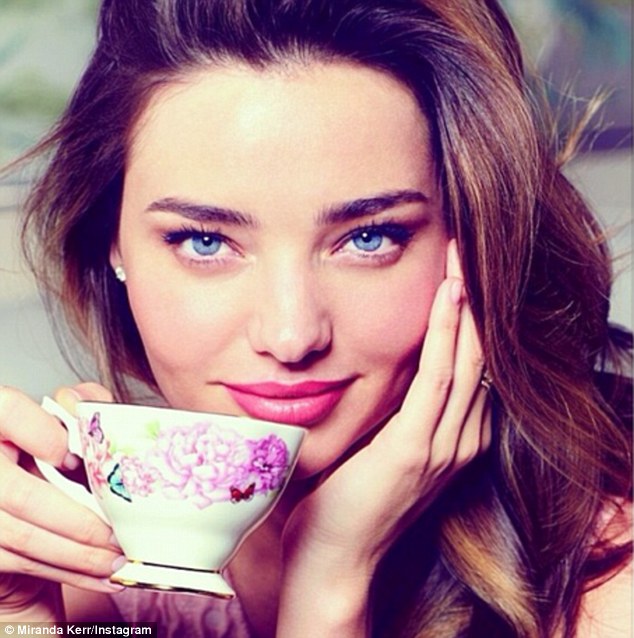 Miranda Kerr e a sua xícara de chá também só sabe fazer a MESMA pose no Instagram...